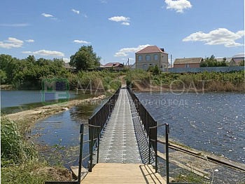 Floating bridge with guardrail